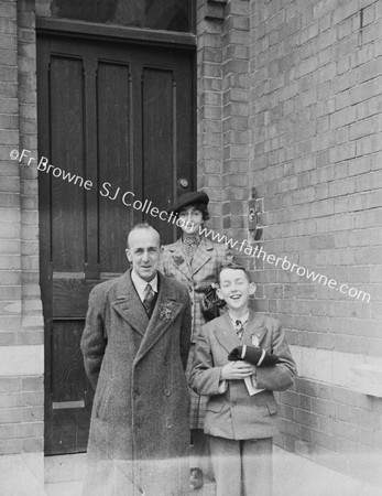 WINNIE , FLORENCE & PAUL SCANTLEBURY AT LOUGH CHURCH